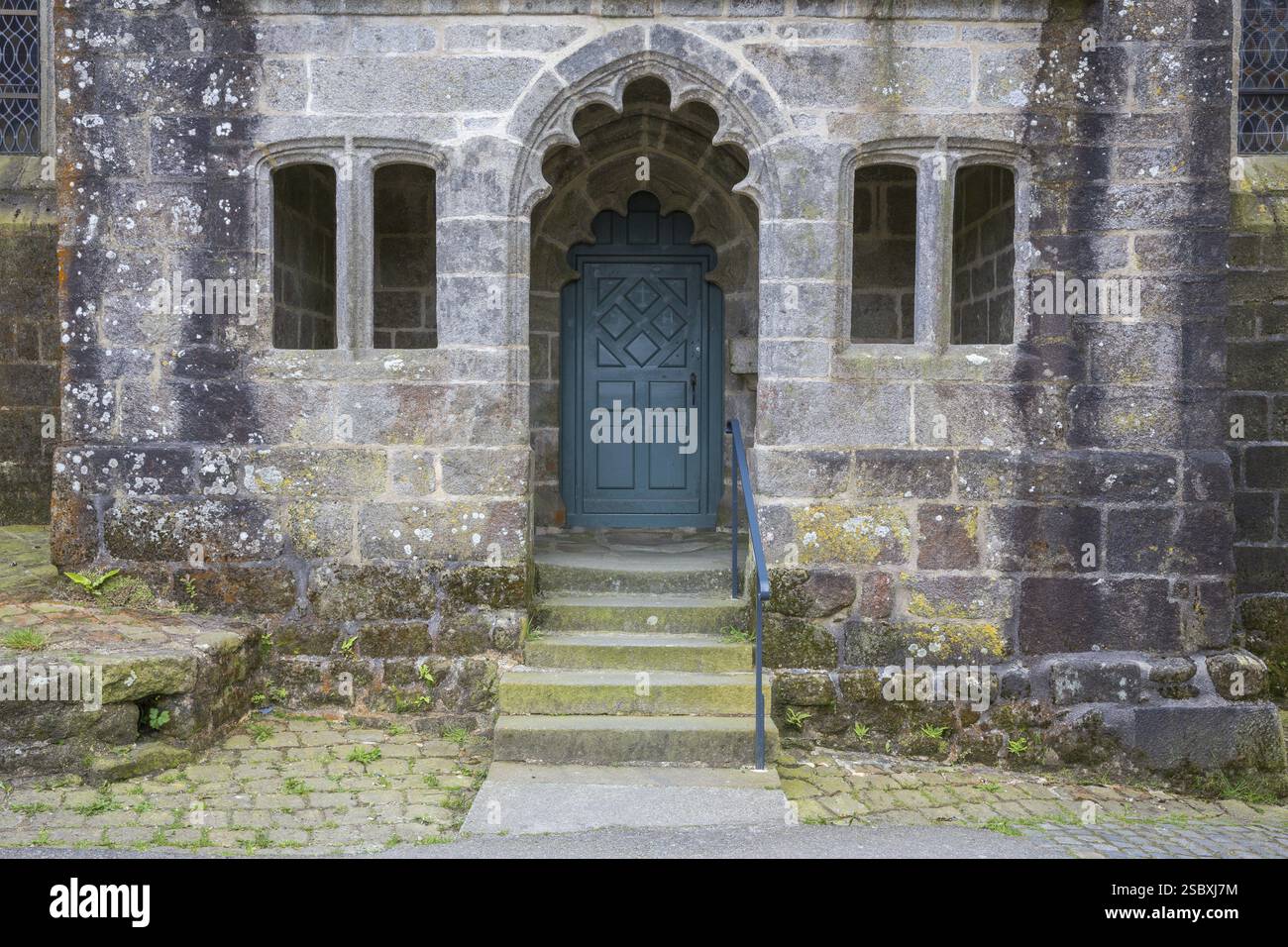 Ingresso laterale della chiesa di San Ronan nel villaggio di Locronan, dipartimento Finistere della Bretagna nel nord-ovest della Francia Foto Stock