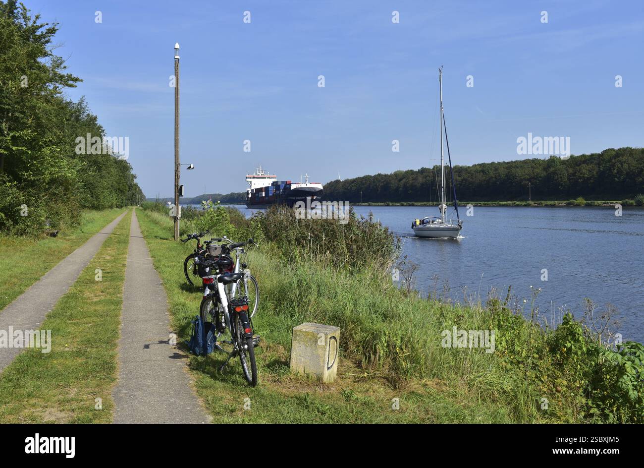 Pedalando lungo il canale di Kiel, NOK, Kiel Canal, Schleswig-Holstein, Germania, Europa Foto Stock