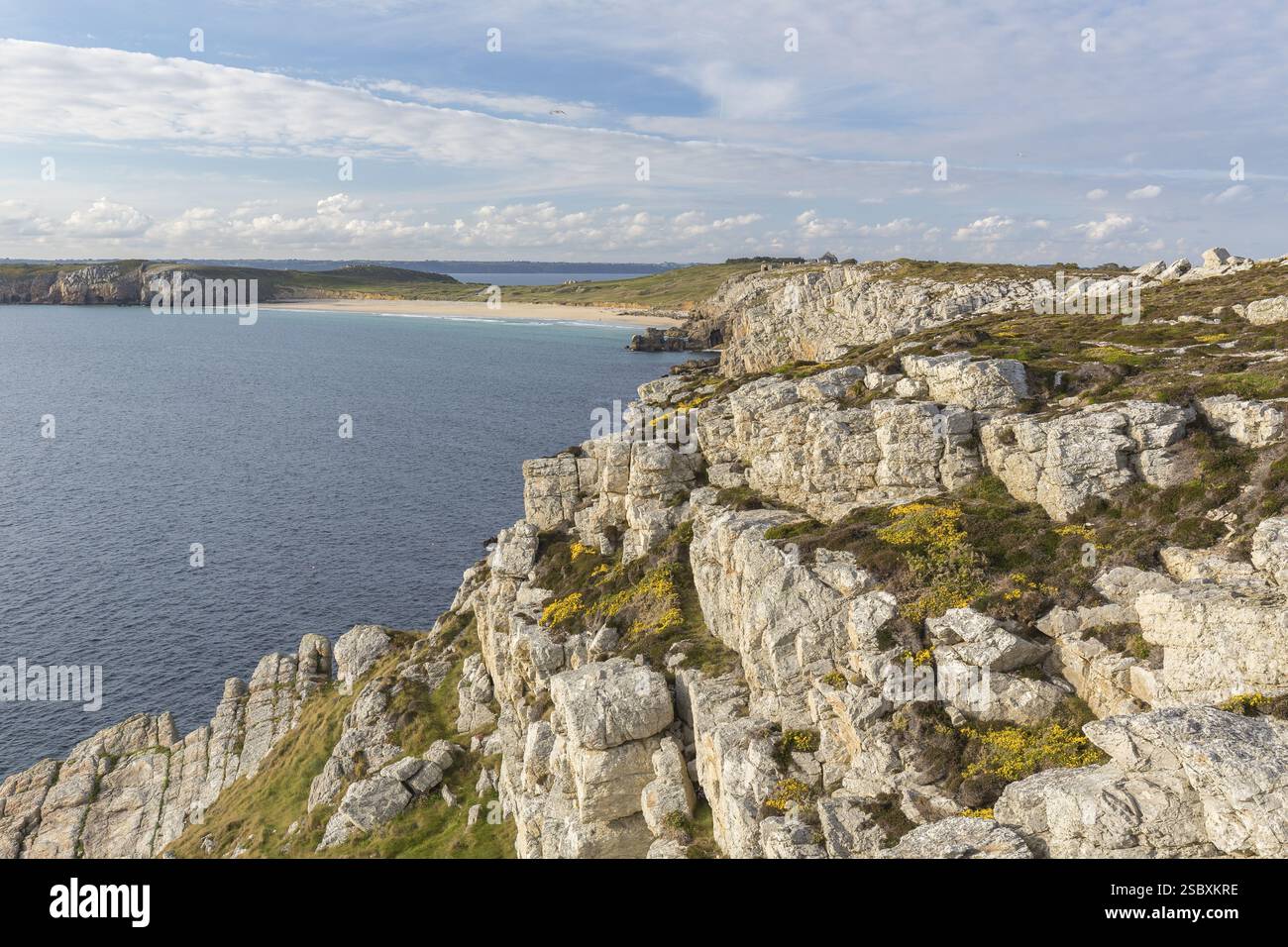 Costa rocciosa di Camaret-sur-Mer nel dipartimento del Finistere, nel nord-ovest della Francia, con un cielo parzialmente nuvoloso Foto Stock