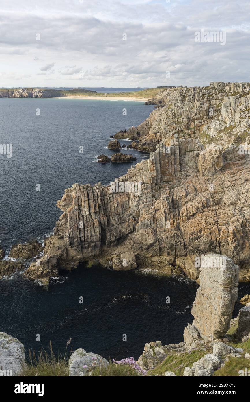 Costa rocciosa di Camaret-sur-Mer nel dipartimento del Finistere, nel nord-ovest della Francia, con un cielo parzialmente nuvoloso Foto Stock