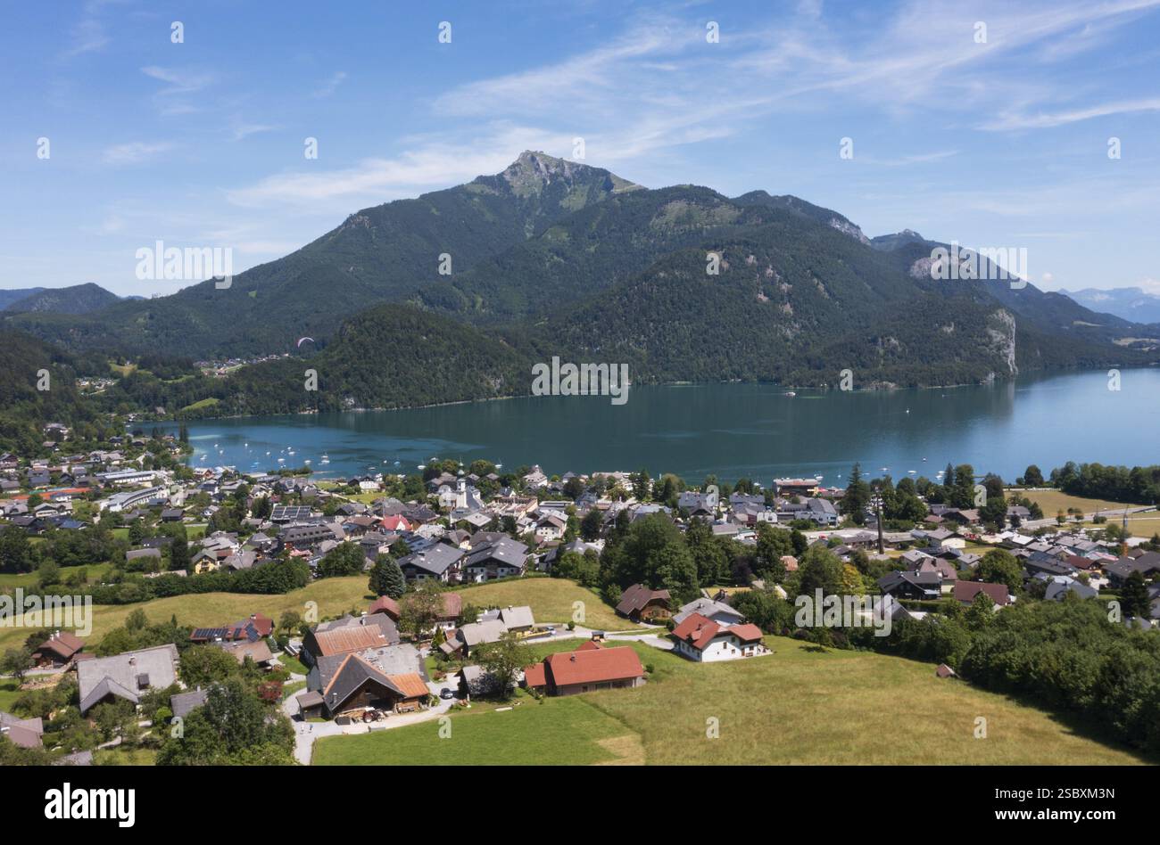 Immagine drone, Sankt Gilgen am Wolfgangsee con Schafberg, gruppo Osterhorn, Salzkammergut, provincia di Salisburgo, Austria, Europa Foto Stock