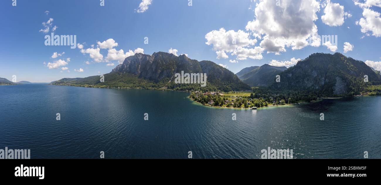 Immagine drone, Weissenbach am Attersee con Hoellengebirge, Salzkammergut, alta Austria, Austria, Europa Foto Stock