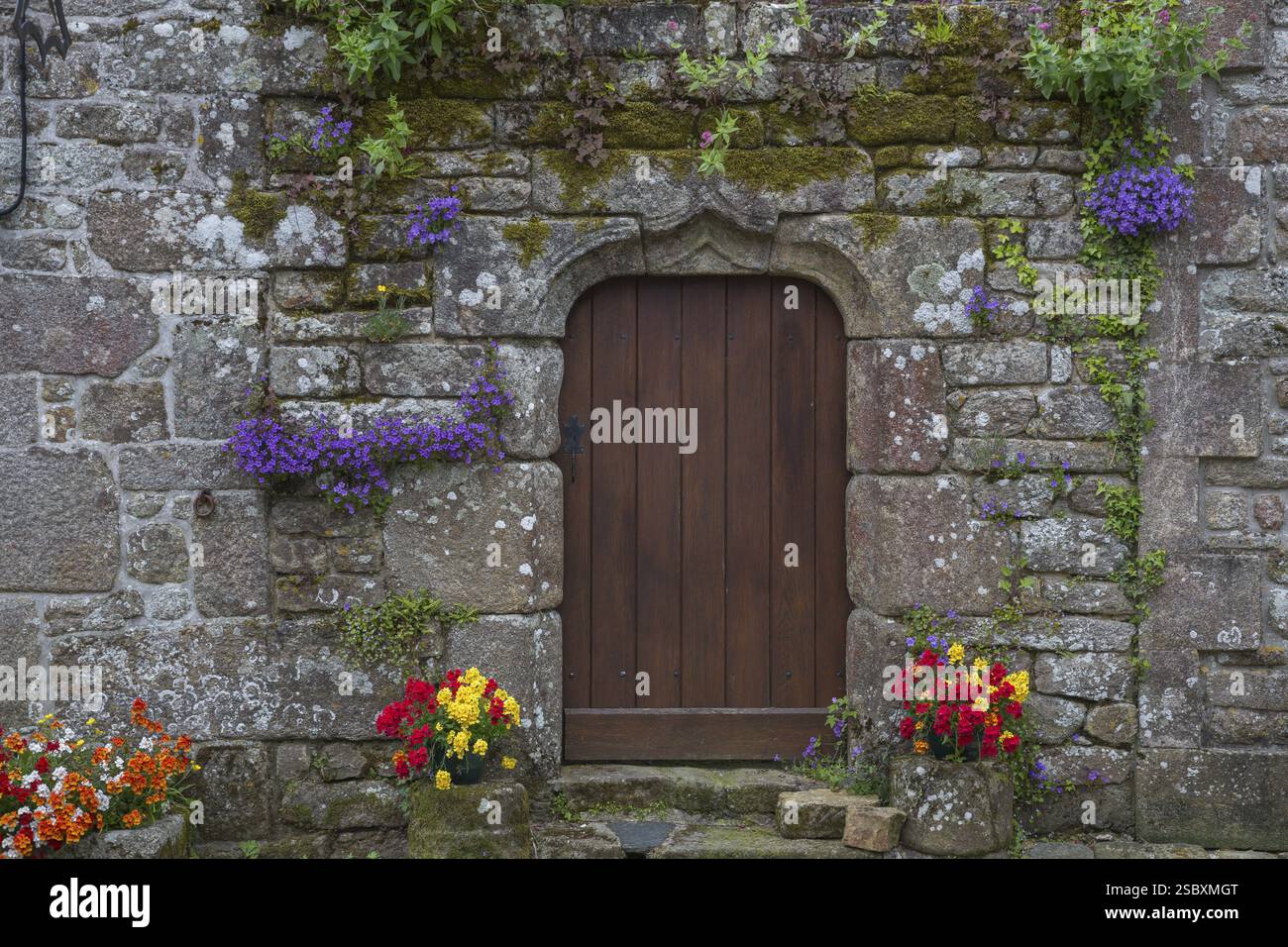 Cortile nel villaggio di Locronan, dipartimento Finistere della Bretagna nel nord-ovest della Francia Foto Stock