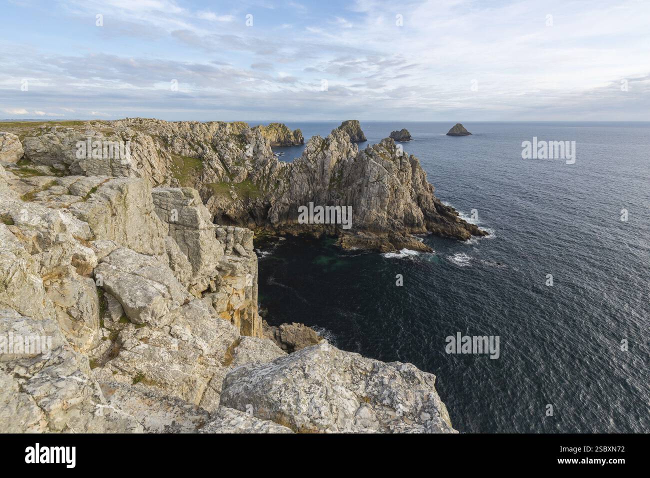 Costa rocciosa di Camaret-sur-Mer nel dipartimento del Finistere, nel nord-ovest della Francia, con un cielo parzialmente nuvoloso Foto Stock