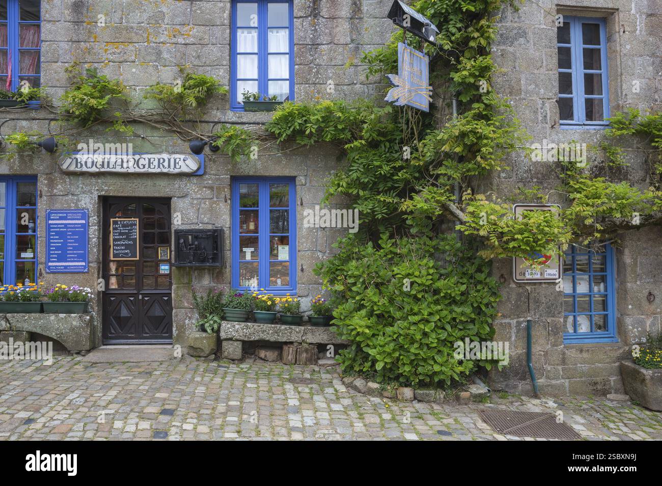 Panificio nel villaggio di Locronan, dipartimento Finistere della Bretagna nel nord-ovest della Francia Foto Stock