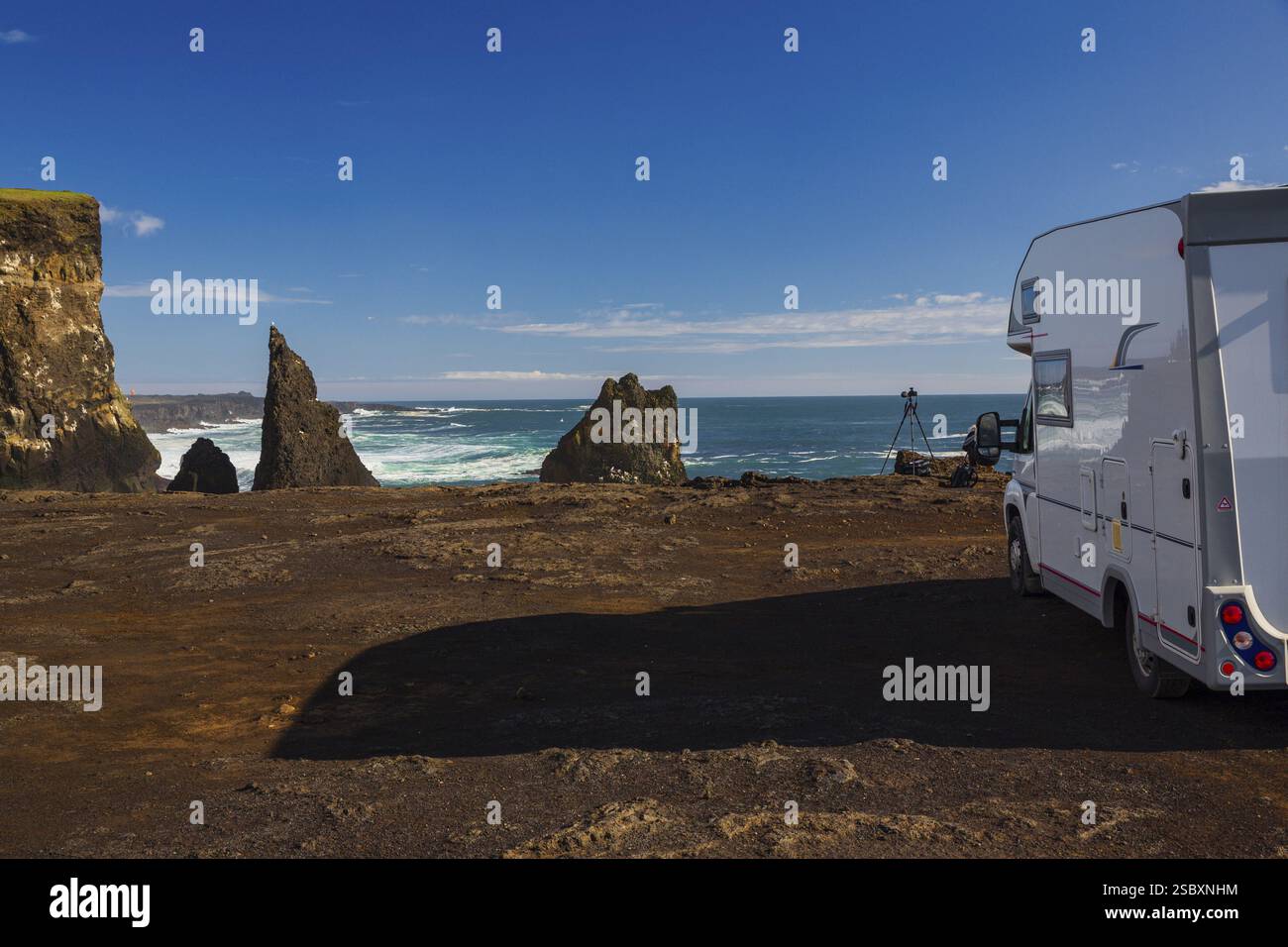 Parcheggio per camper sulla costa, a sud di Sandvik con onde che si infrangono. Natura ruvida Foto Stock