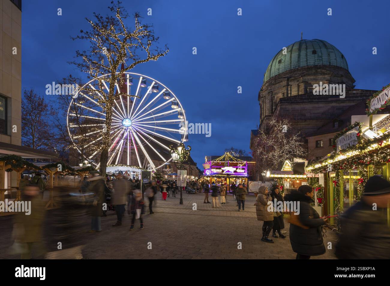 Ruota panoramica del villaggio invernale, mercato di Natale al crepuscolo, chiesa di Santa Elisabetta sulla destra, Jakobsplatz, Norimberga, Franconia media, Baviera, G Foto Stock