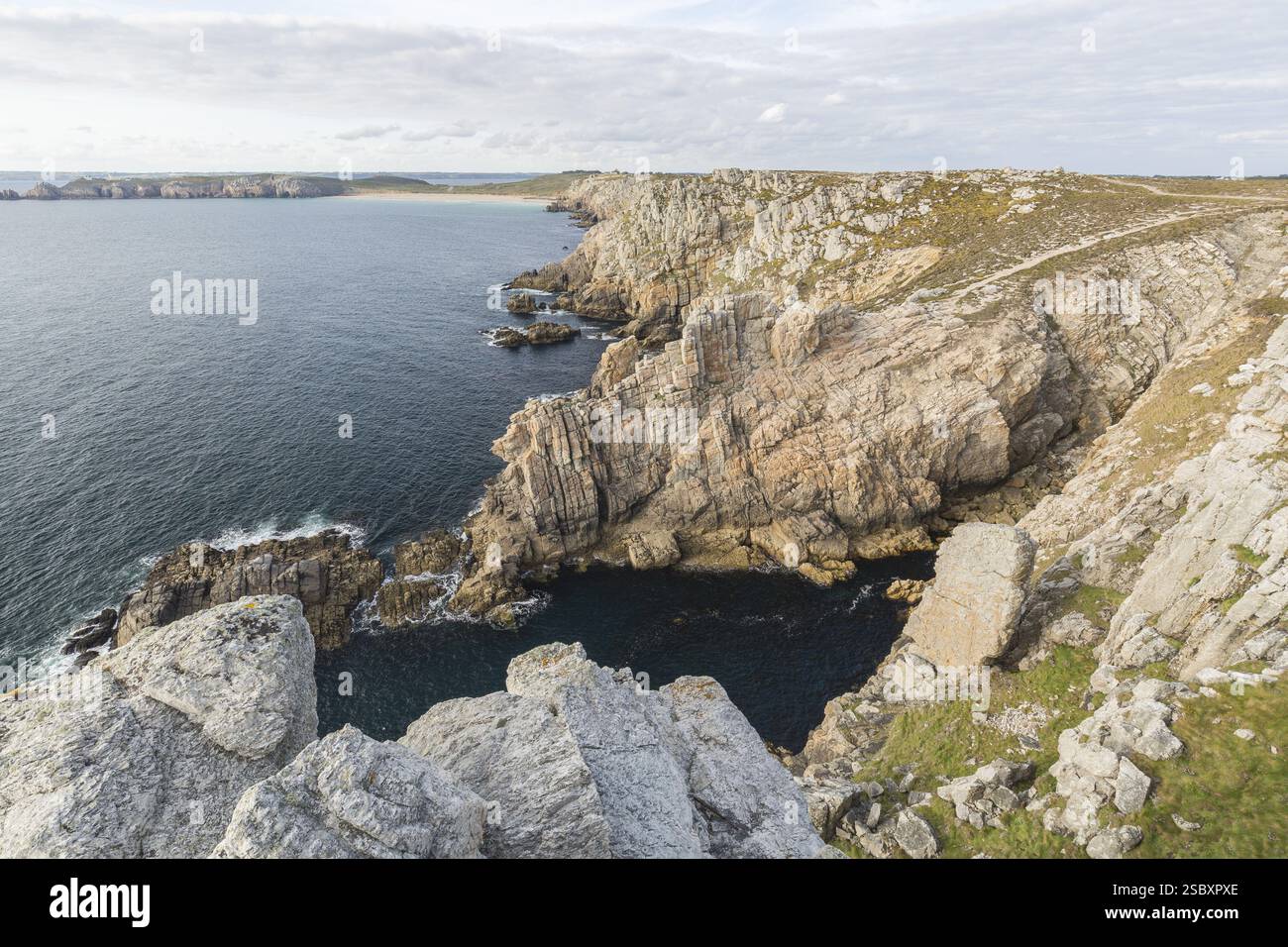 Costa rocciosa di Camaret-sur-Mer nel dipartimento del Finistere, nel nord-ovest della Francia, con un cielo parzialmente nuvoloso Foto Stock