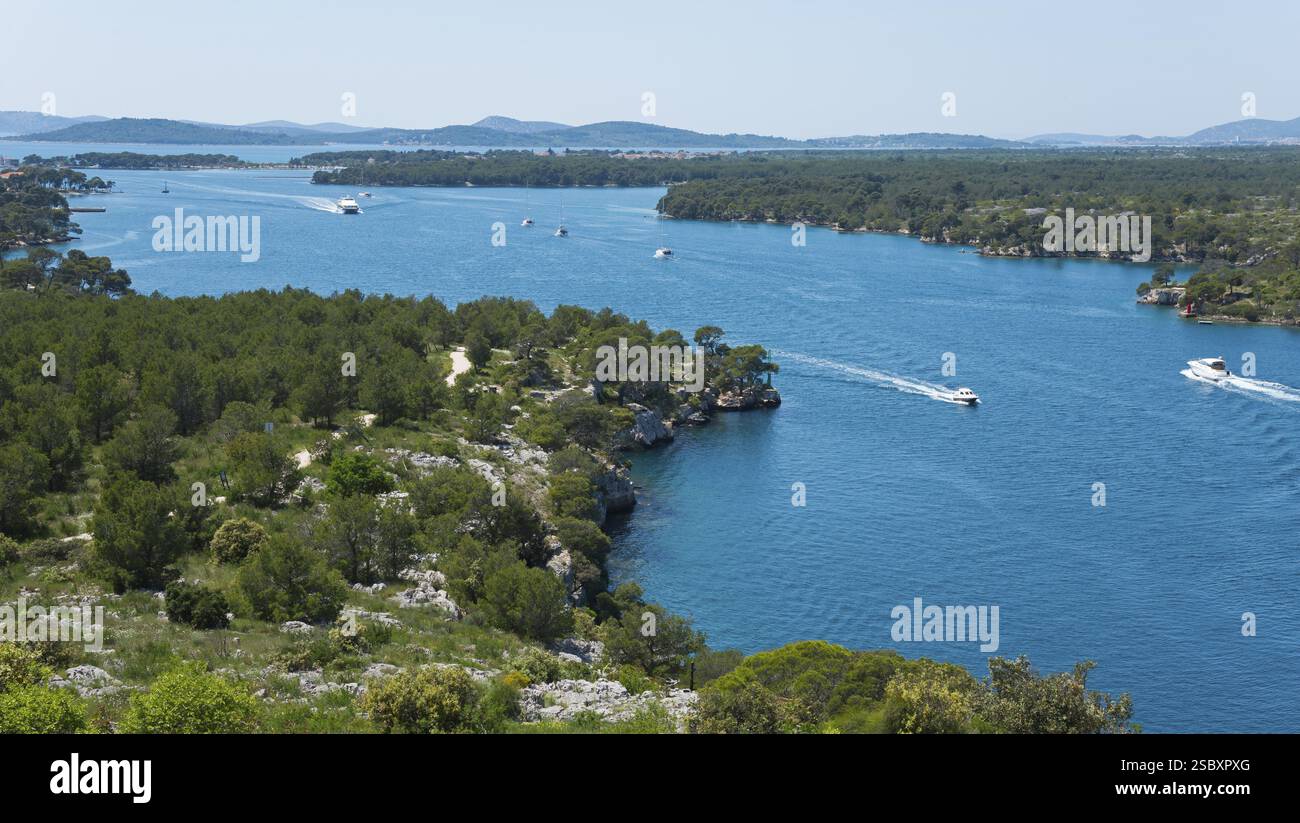 Un fiume si snoda attraverso un paesaggio verde con barche sull'acqua, barche, Canale di Sant'Antonio, sibenik, sibenik, Dalmazia, Croazia, Europa Foto Stock