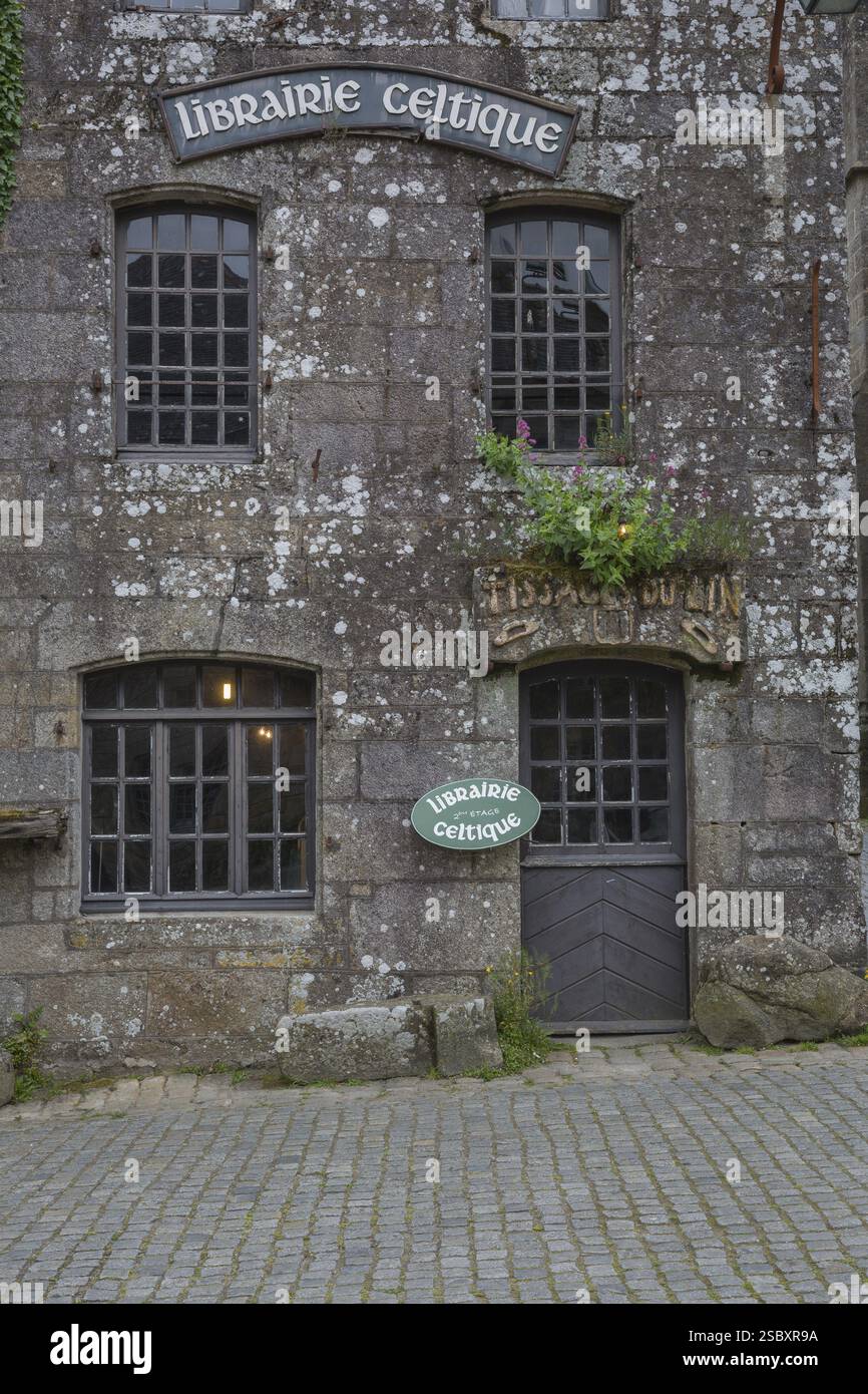 Biblioteca celtica nel villaggio di Locronan, dipartimento Finistere della Bretagna nel nord-ovest della Francia Foto Stock