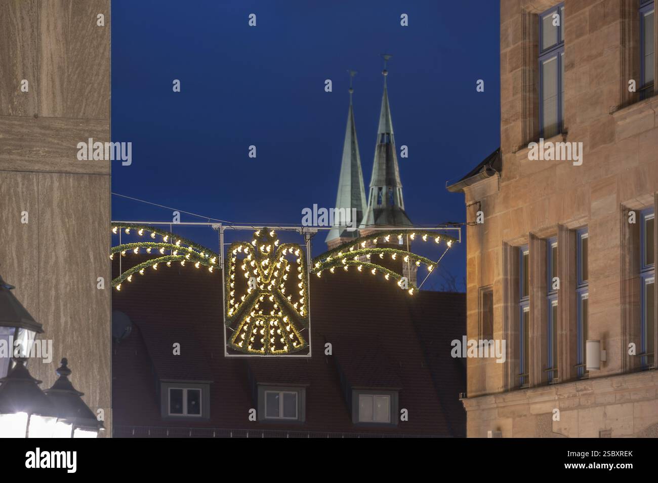 Decorazione di strada natalizia, per la stagione dell'Avvento, dietro le torri della chiesa di San Sebaldo, Norimberga, Franconia media, Baviera, Germania, Europa Foto Stock