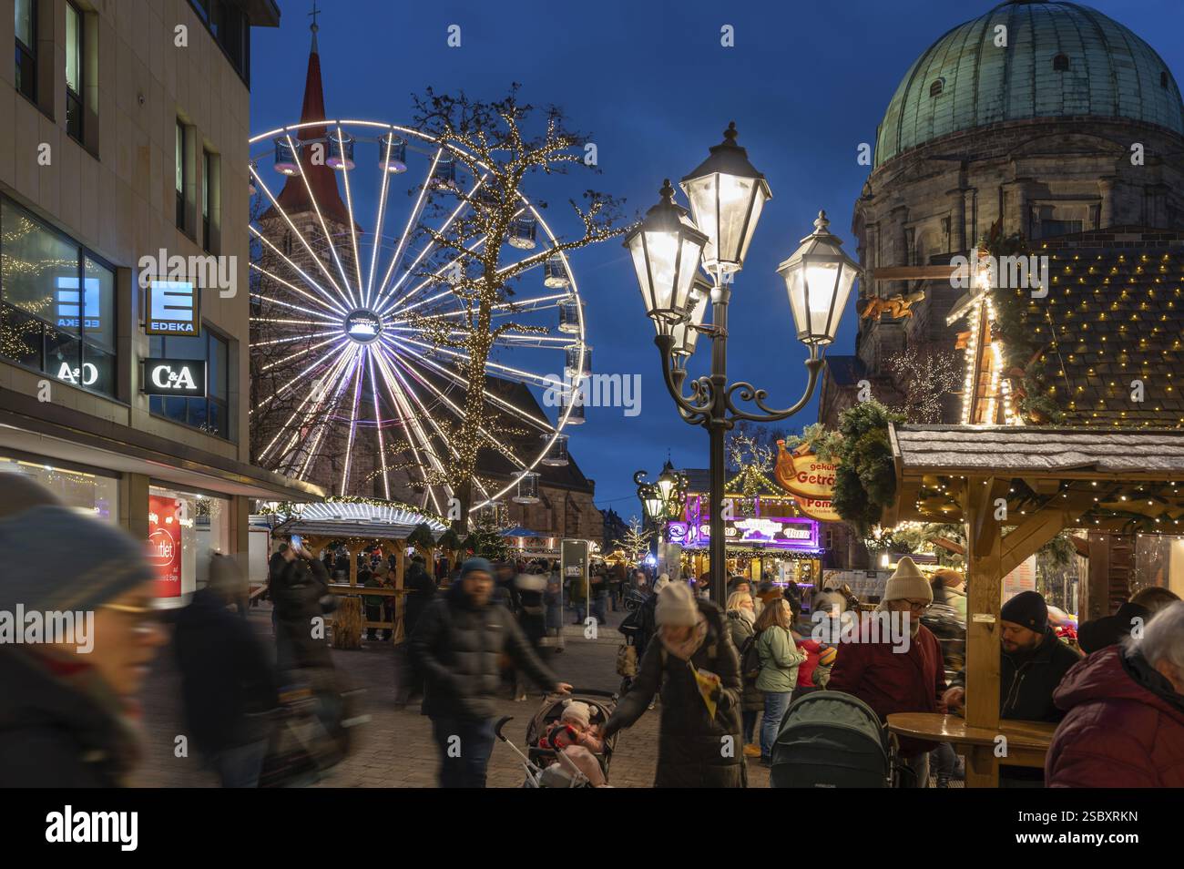 Ruota panoramica presso il villaggio invernale, mercato di Natale al crepuscolo, Chiesa di San Giacomo a sinistra, Chiesa di Santa Elisabetta a destra, Jakobsplatz, Norimberga Foto Stock