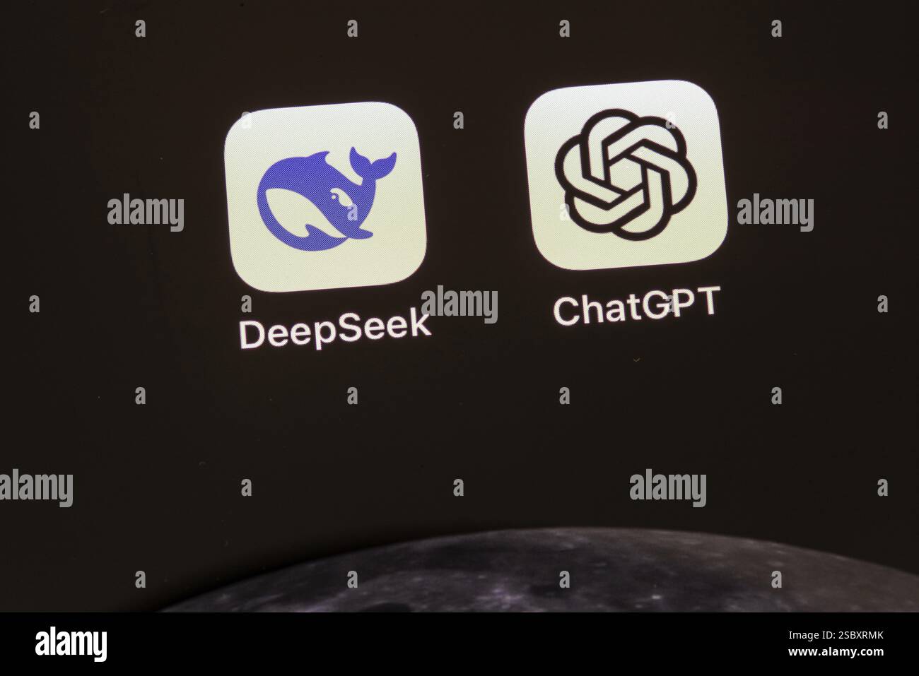 Applicazione della Start-up cinese DeepSeek e della società di software statunitense OpenAI ChatGPT sul display di un iPhone. ChatCPT. Germania Foto Stock