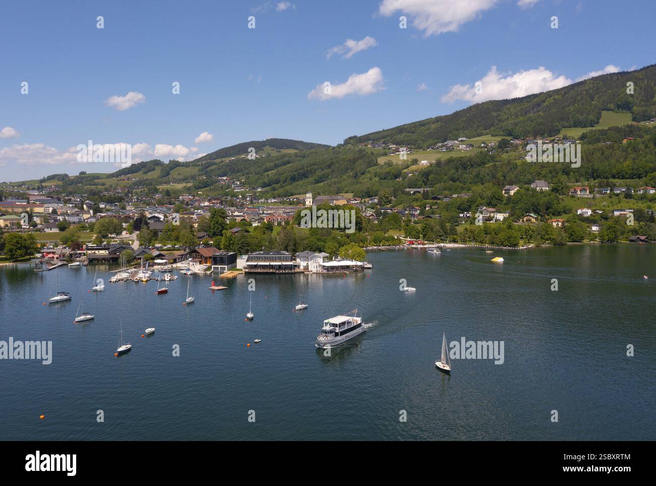 Colpo di droni, passeggiata sul lago con barche a Mondsee, Mondsee, Salzkammergut, alta Austria, Austria, Europa Foto Stock