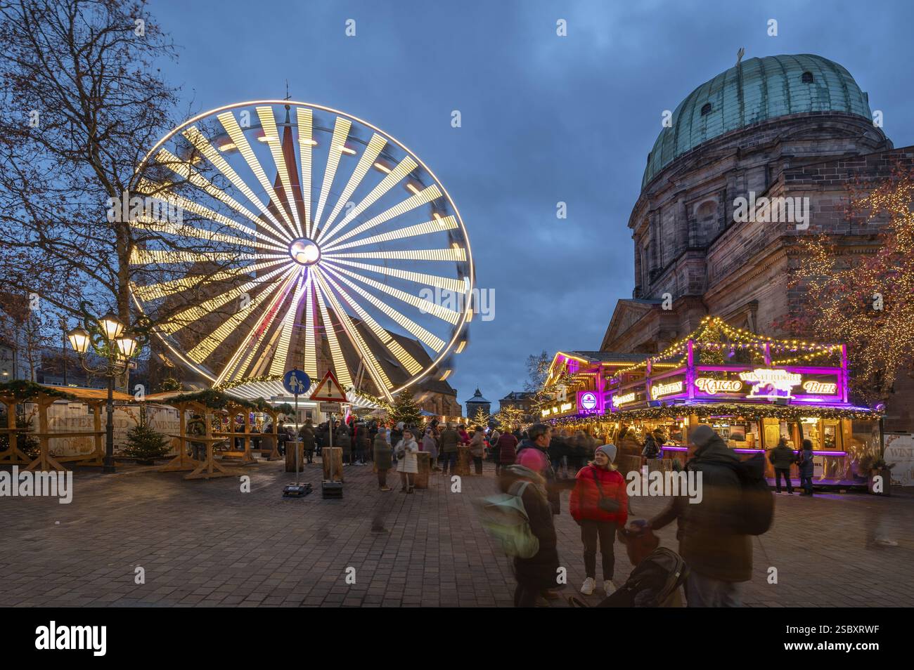 Il villaggio invernale con ruota panoramica, il mercato di Natale su Jakobsplatz a destra della chiesa di Santa Elisabetta, Norimberga, la Franconia media, la Baviera, Ger Foto Stock