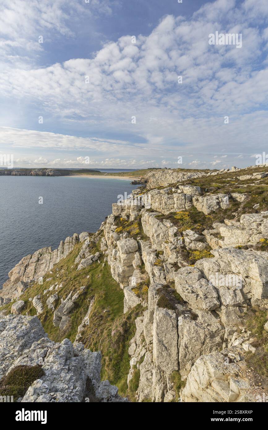 Costa rocciosa di Camaret-sur-Mer nel dipartimento del Finistere, nel nord-ovest della Francia, con un cielo parzialmente nuvoloso Foto Stock
