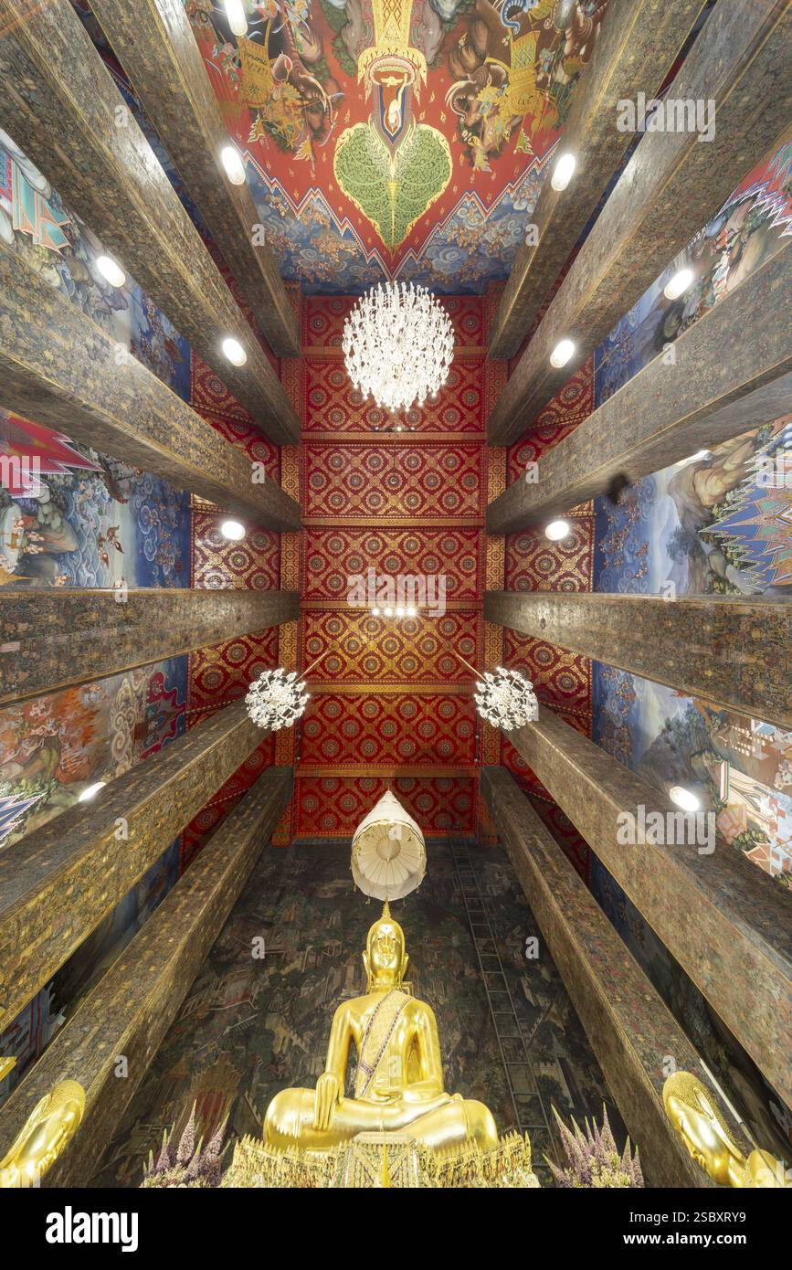 Veduta di Frog: Soffitto a cassettoni e statua dorata del Buddha, Bhumispara-mudra, Buddha Gautama al momento dell'illuminazione, Wat Worawihan, Wat Prayur Foto Stock