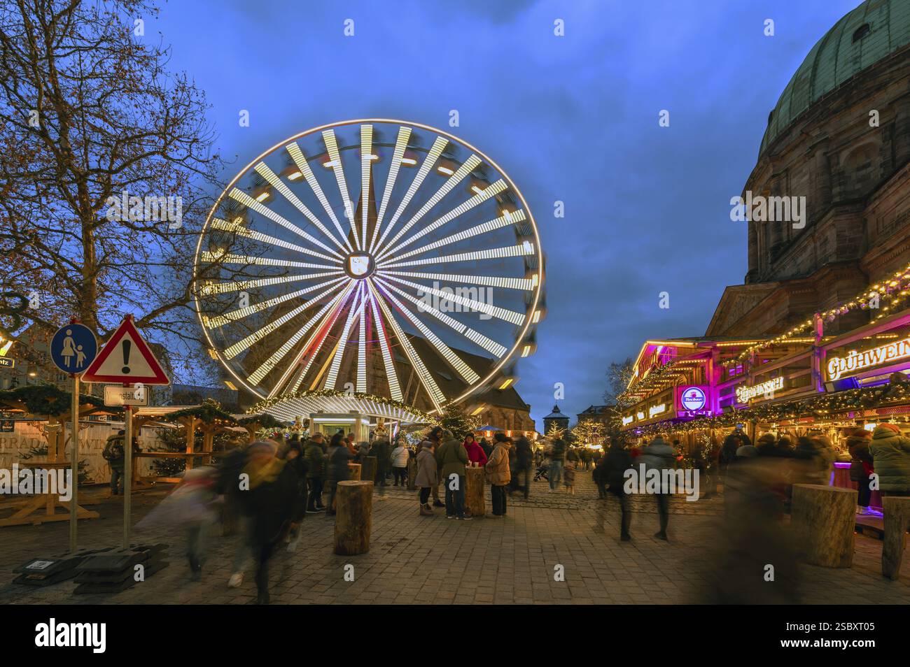 Ruota panoramica del villaggio invernale, mercato di Natale al crepuscolo, chiesa di Santa Elisabetta sulla destra, Jakobsplatz, Norimberga, Franconia media, Baviera, G Foto Stock