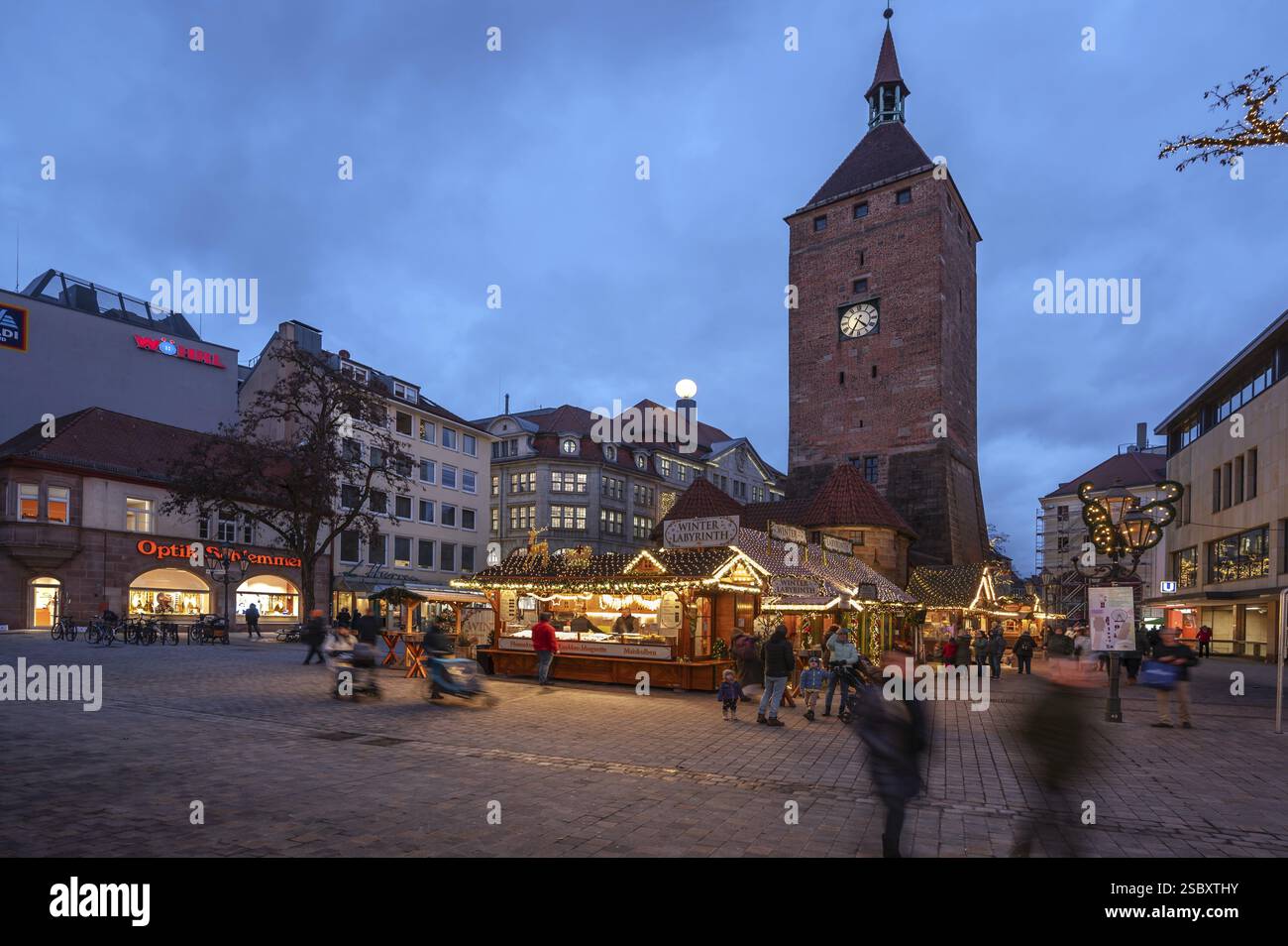 Mercatino di Natale, notte invernale a Jakobsplatz, dietro la Torre Bianca, Norimberga, Franconia media, Baviera, Germania, Europa Foto Stock