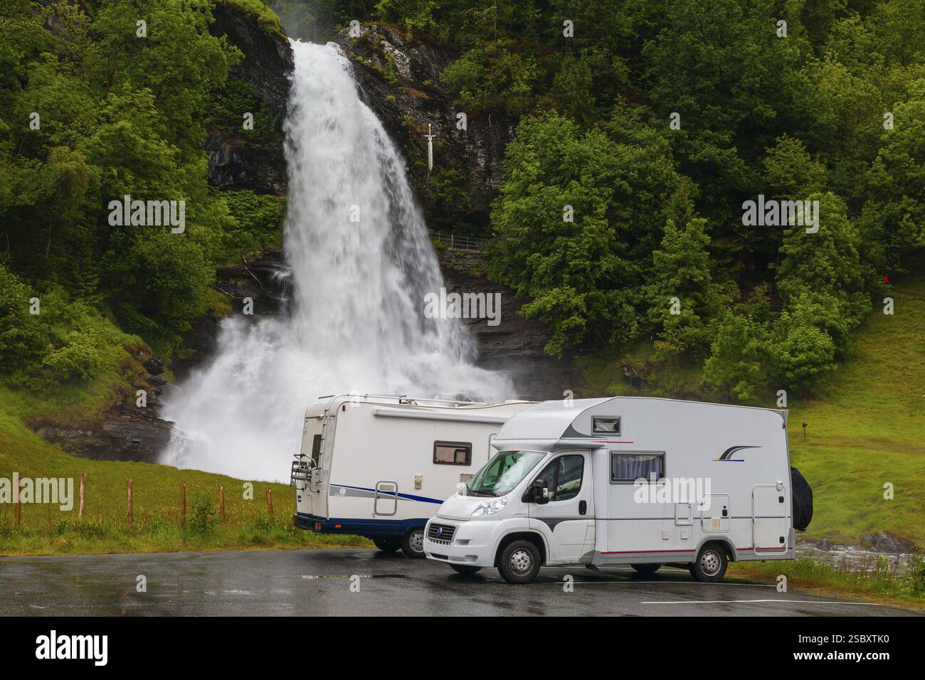 Il parcheggio di camper di fronte a Steinsdalsfossen (chiamato anche Ovsthusfossen o Ofsthusfossen) è una cascata 2 chilometri ad ovest di Norheimsund, Hardan Foto Stock