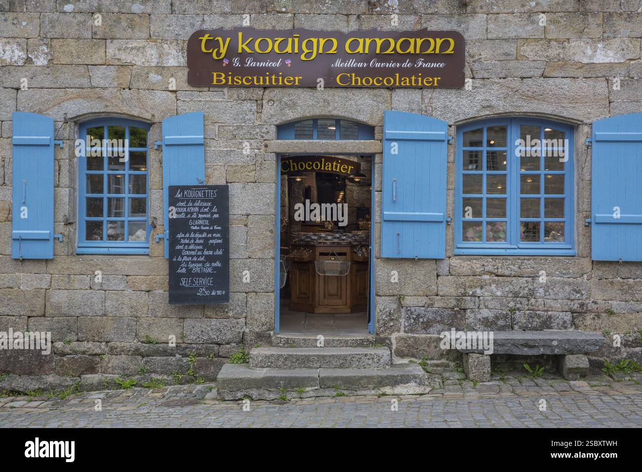 Negozio di dolci nel villaggio di Locronan, dipartimento Finistere della Bretagna nel nord-ovest della Francia Foto Stock