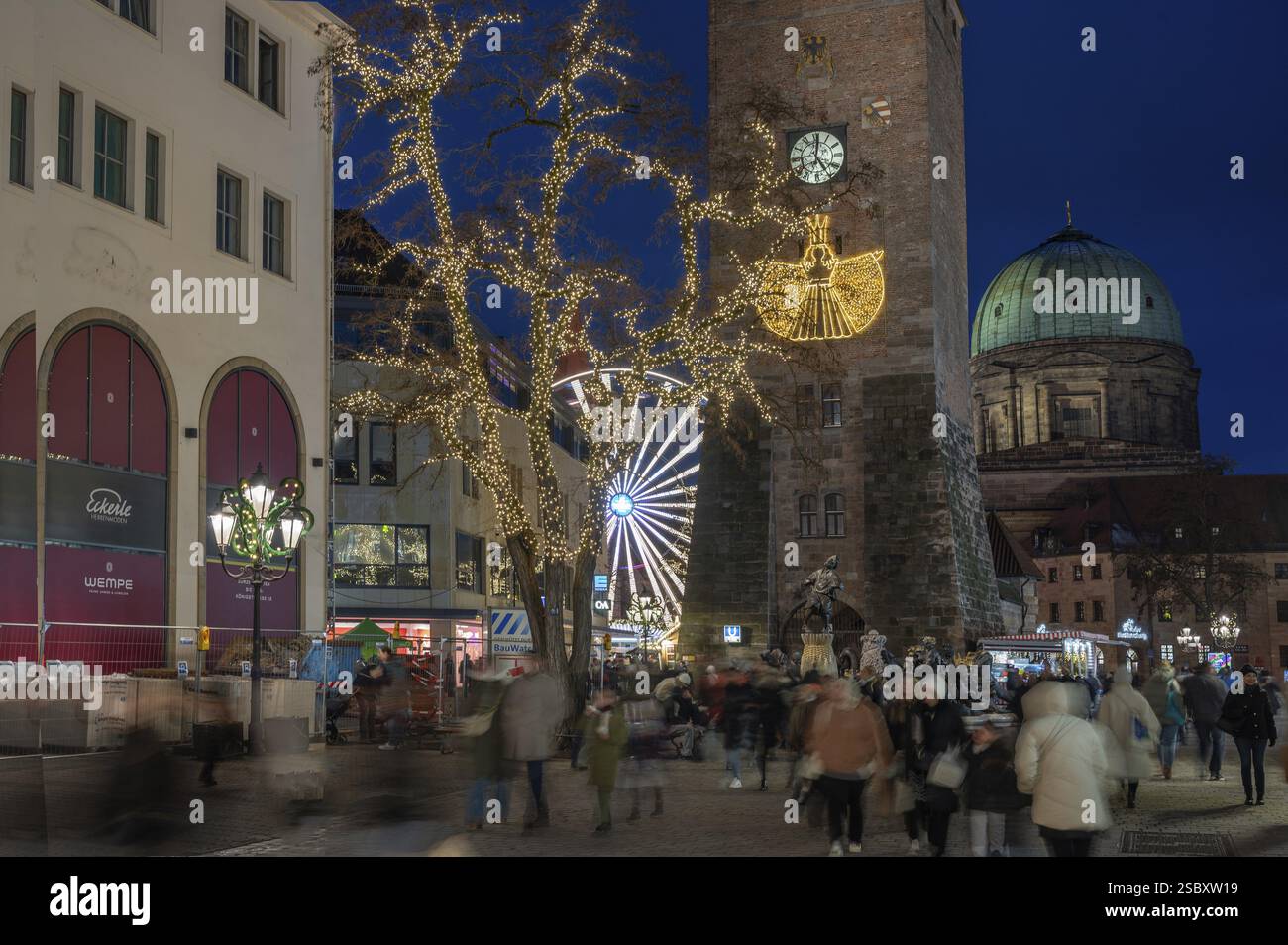 Decorazioni natalizie nel centro storico della Torre Bianca, Norimberga, Franconia media, Baviera, Germania, Europa Foto Stock