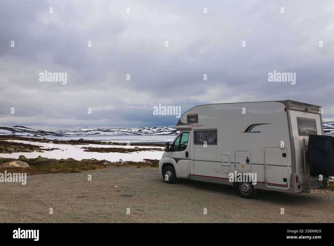 Parcheggio camper presso l'altopiano di Hardangervidda nella regione di Hardanger nella Norvegia occidentale. Il clima variabile dell'altopiano ha una marcata effec Foto Stock