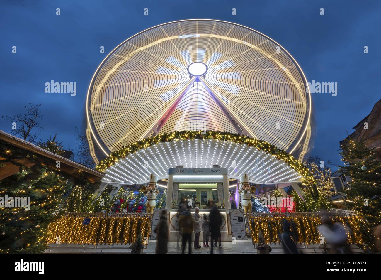 Ruota panoramica del villaggio invernale, mercatino di Natale al crepuscolo, Jakobsplatz, Norimberga, Franconia media, Baviera, Germania, Europa Foto Stock