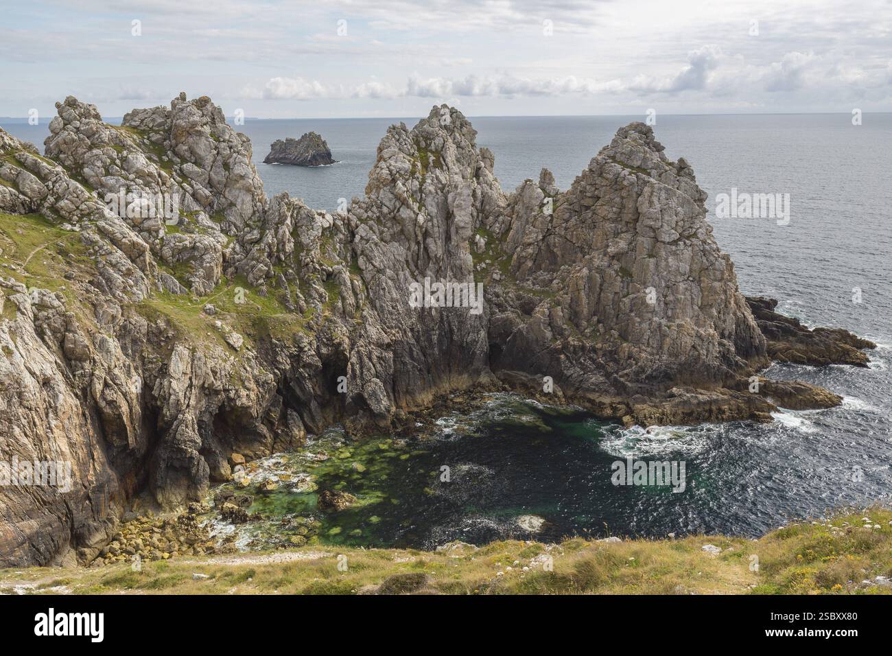 Costa rocciosa di Camaret-sur-Mer nel dipartimento del Finistere, nel nord-ovest della Francia, con un cielo parzialmente nuvoloso Foto Stock