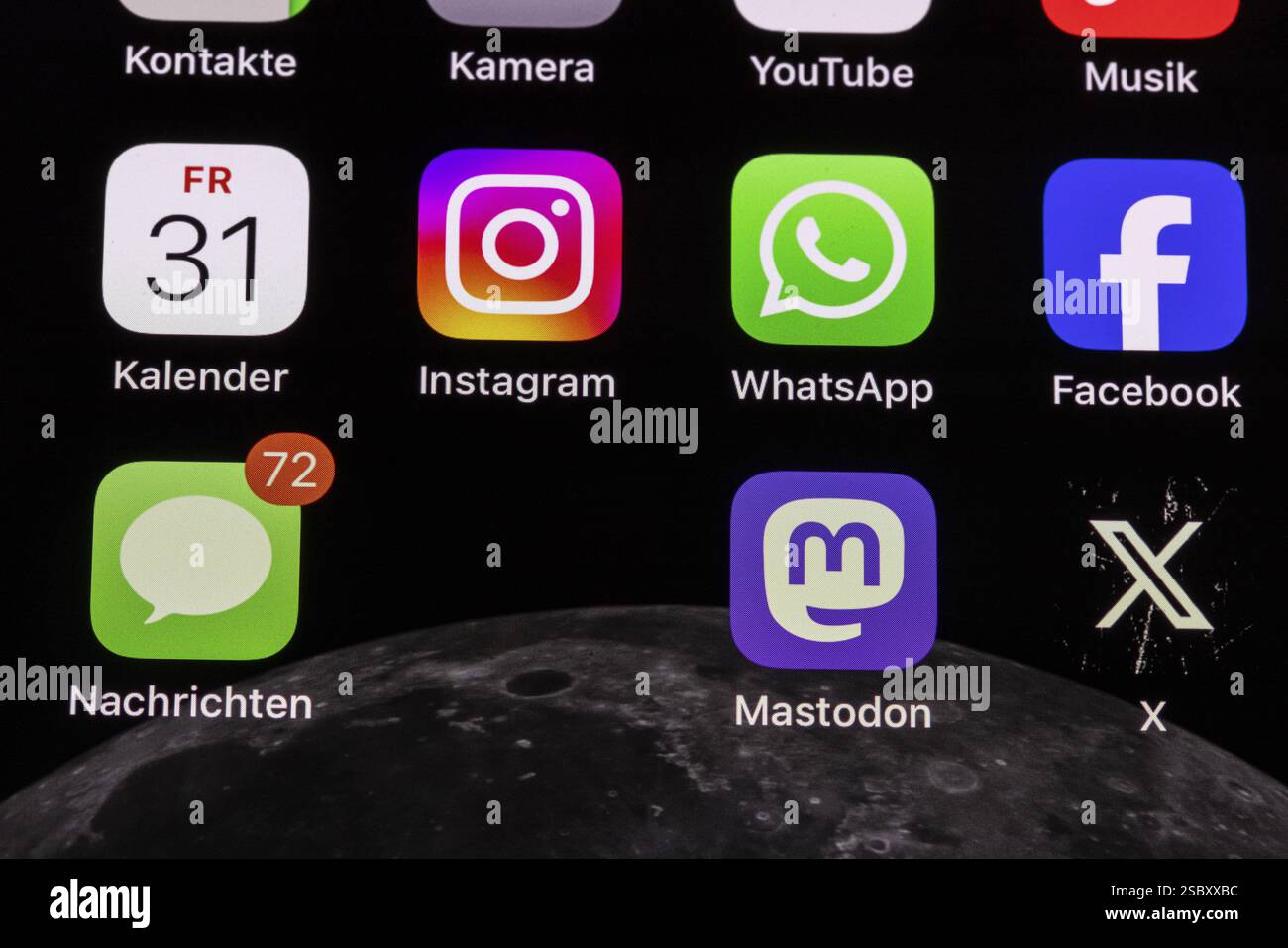 Social media, applicazioni sul display di un iPhone. WhatsApp, Facebook, Mastodon, X, Instagram. Stoccarda, Baden-Wuerttemberg, Germania, Europa Foto Stock