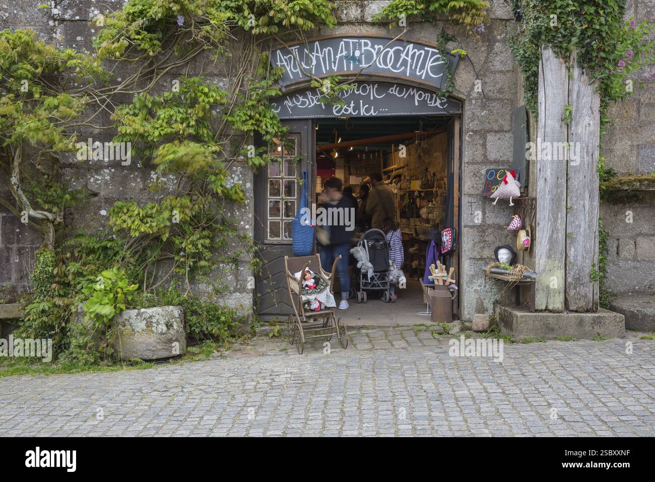 Negozio d'arte nel villaggio di Locronan, dipartimento Finistere della Bretagna nel nord-ovest della Francia Foto Stock