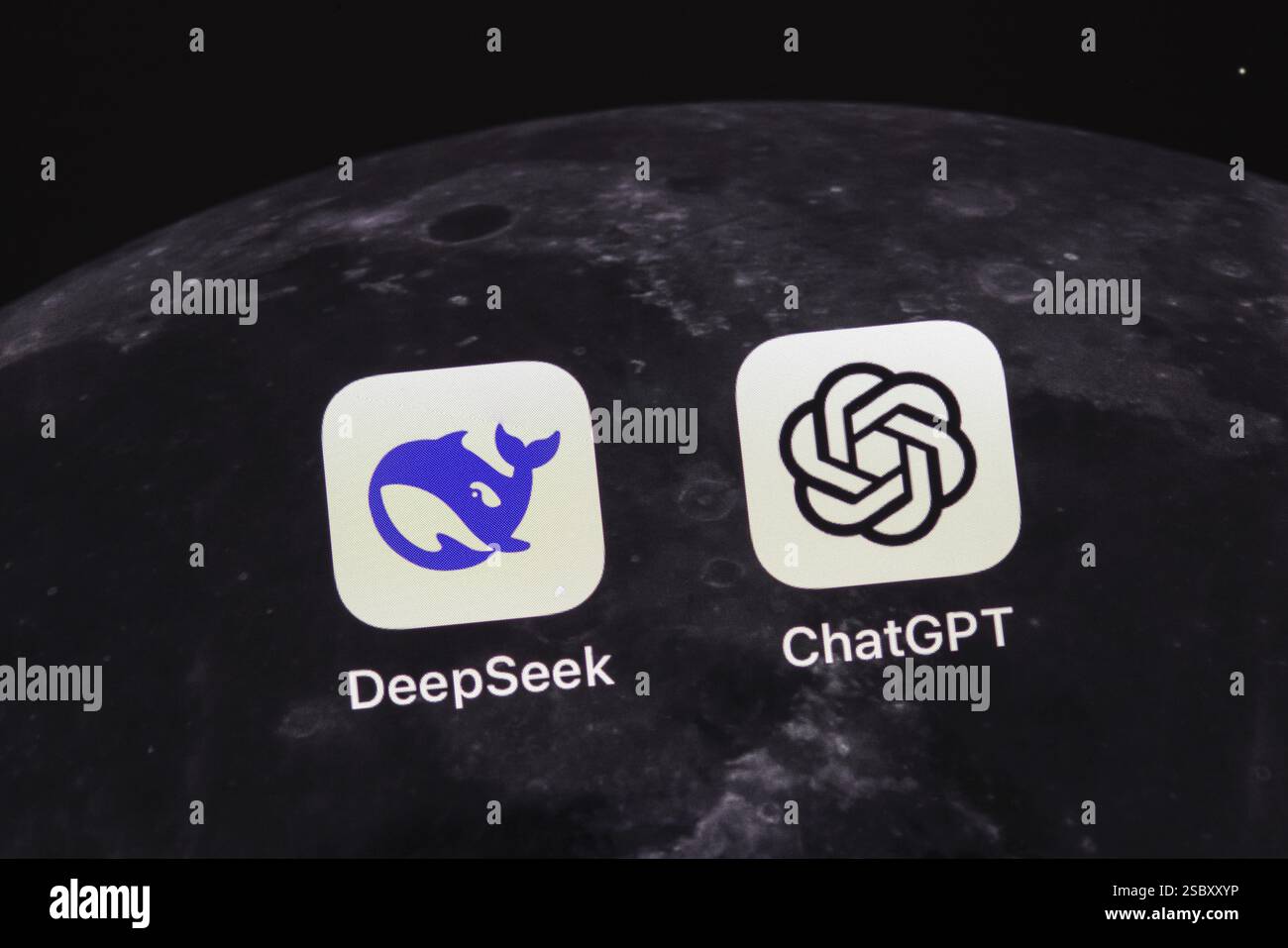 Applicazione della Start-up cinese DeepSeek e della società di software statunitense OpenAI ChatGPT sul display di un iPhone. ChatCPT. Germania Foto Stock
