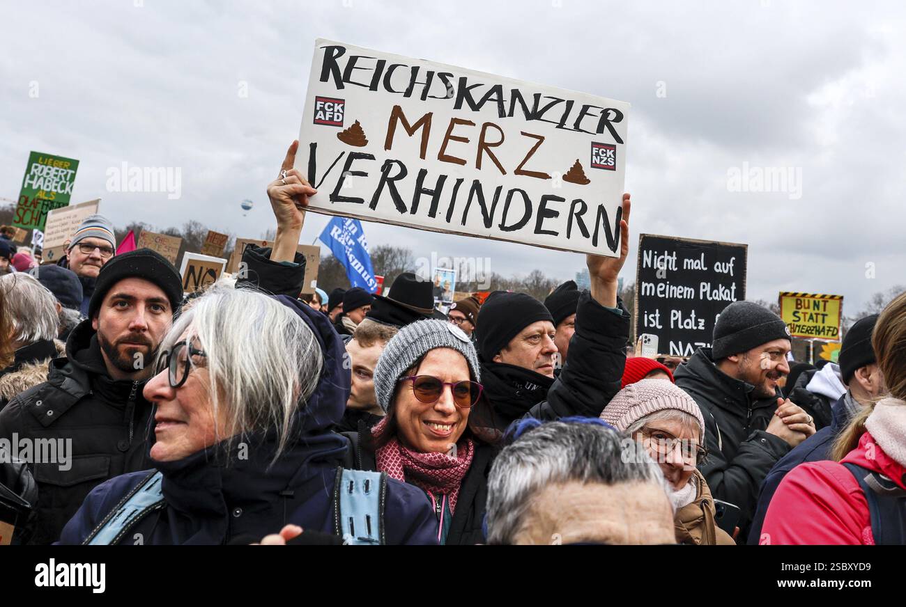 Decine di migliaia richiedono firewall contro AfD. Il voto CDU e AfD porta circa 80, 000 persone di fronte all'edificio del Reichstag domenica, demandi Foto Stock