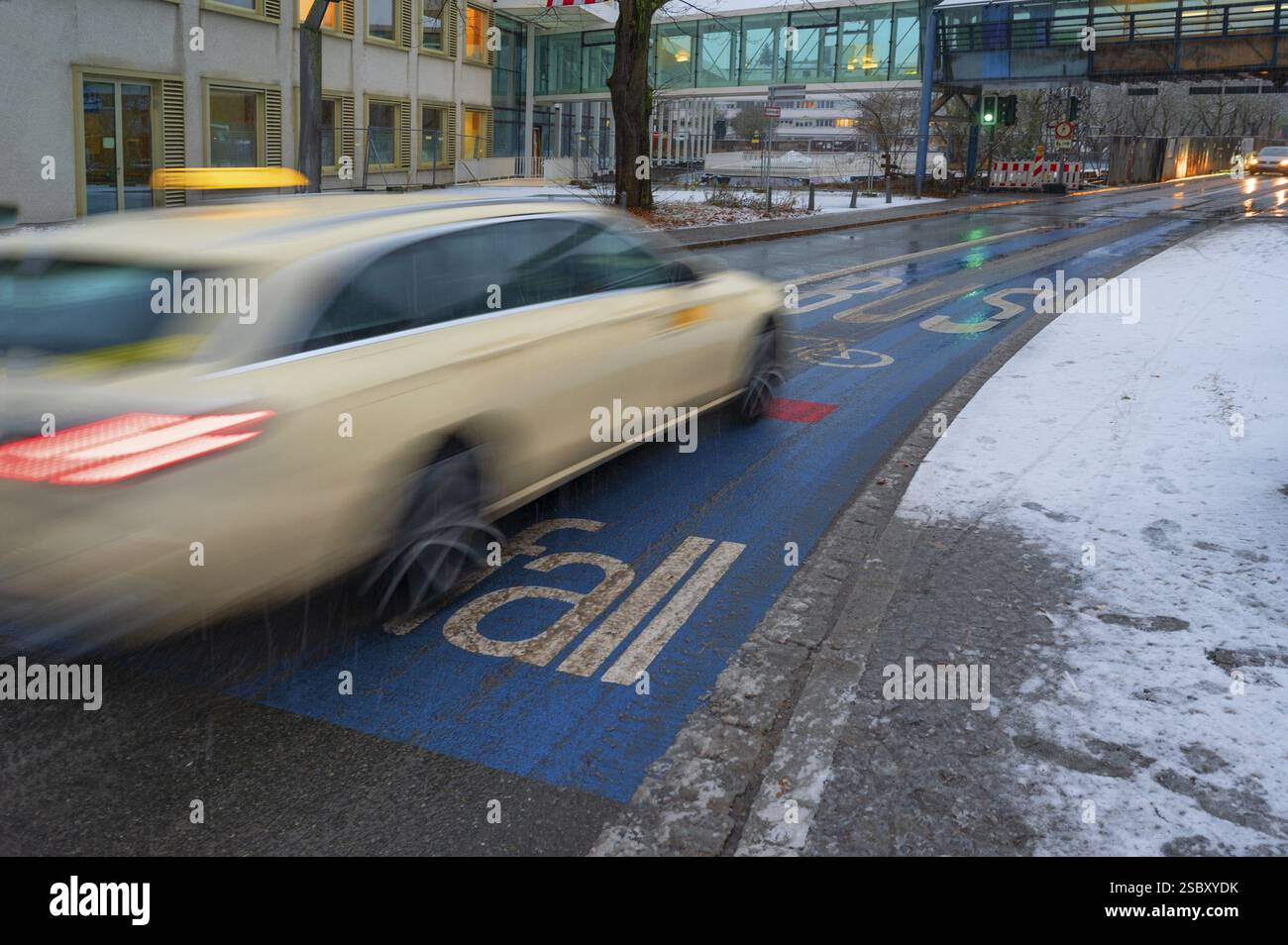 Taxi su una corsia di emergenza vicino all'ospedale universitario, Erlangen, Franconia media, Baviera, Germania, Europa Foto Stock