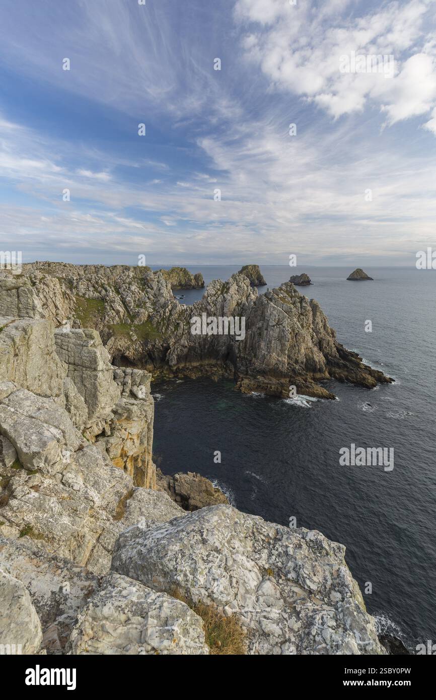 Costa rocciosa di Camaret-sur-Mer nel dipartimento del Finistere, nel nord-ovest della Francia, con un cielo parzialmente nuvoloso Foto Stock