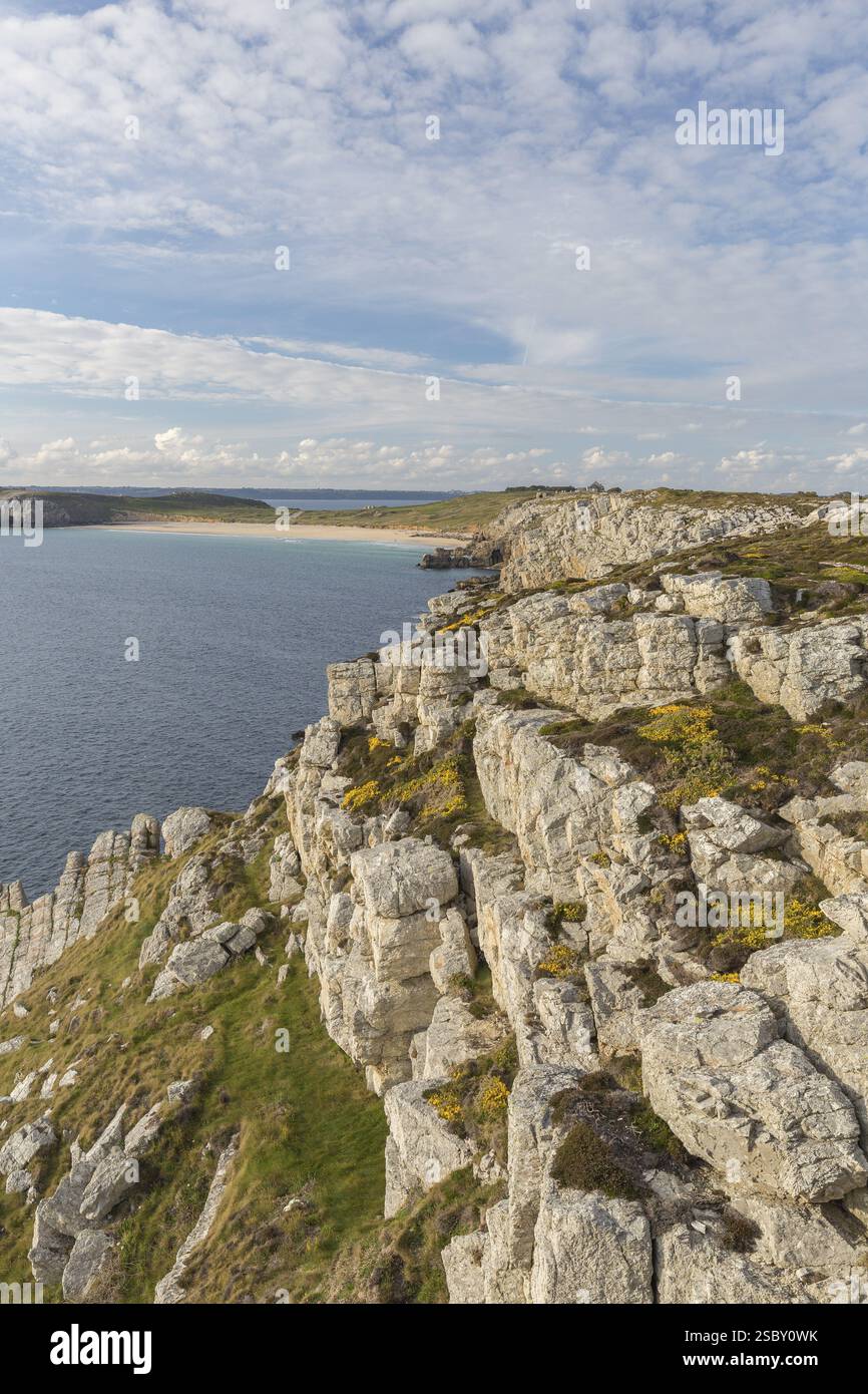 Costa rocciosa di Camaret-sur-Mer nel dipartimento del Finistere, nel nord-ovest della Francia, con un cielo parzialmente nuvoloso Foto Stock