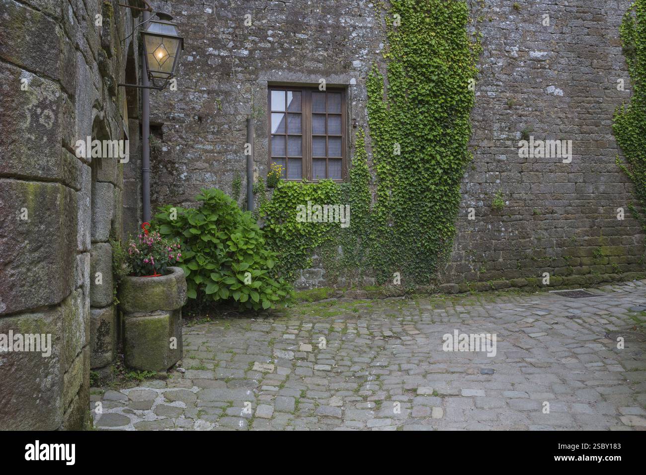 Cortile nel villaggio di Locronan, dipartimento Finistere della Bretagna nel nord-ovest della Francia Foto Stock