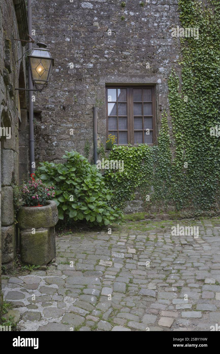 Cortile nel villaggio di Locronan, dipartimento Finistere della Bretagna nel nord-ovest della Francia Foto Stock