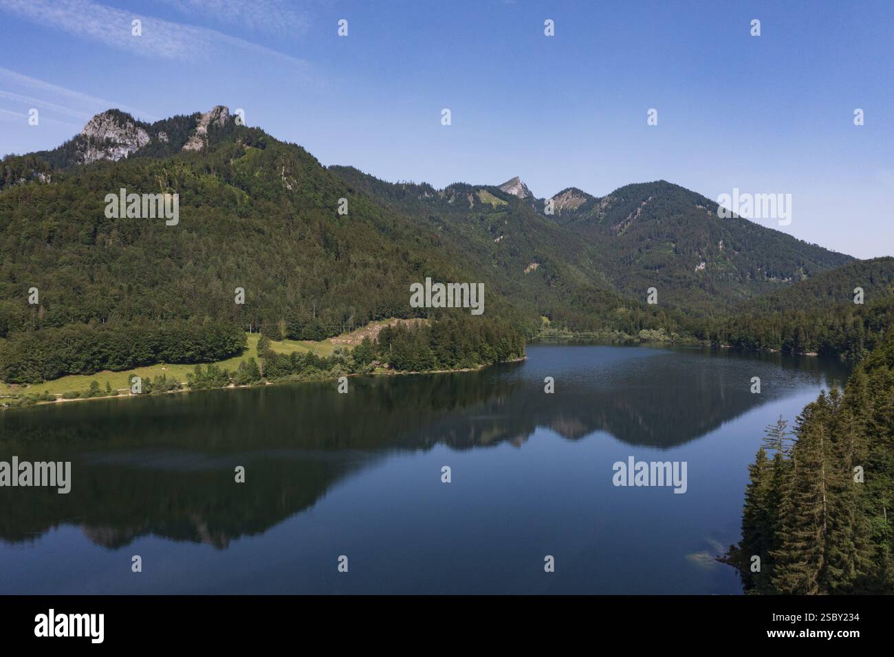 Immagine drone, Schwarzensee nel massiccio Schafberg vicino a Sankt Wolfgang, gruppo Osterhorn, Salzkammergut, provincia di Salisburgo, Austria, Europa Foto Stock