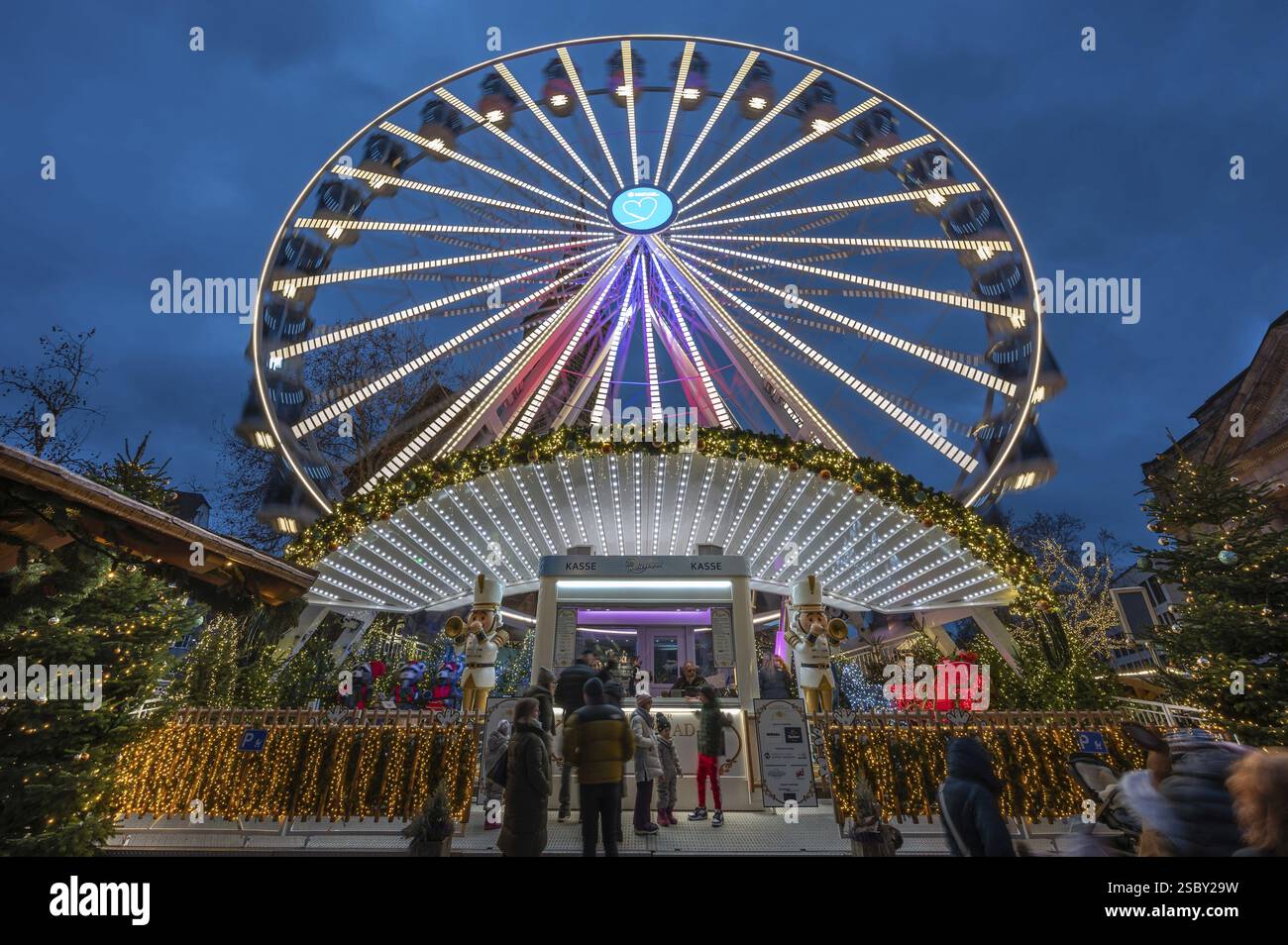 Ruota panoramica del villaggio invernale, mercatino di Natale al crepuscolo, Jakobsplatz, Norimberga, Franconia media, Baviera, Germania, Europa Foto Stock