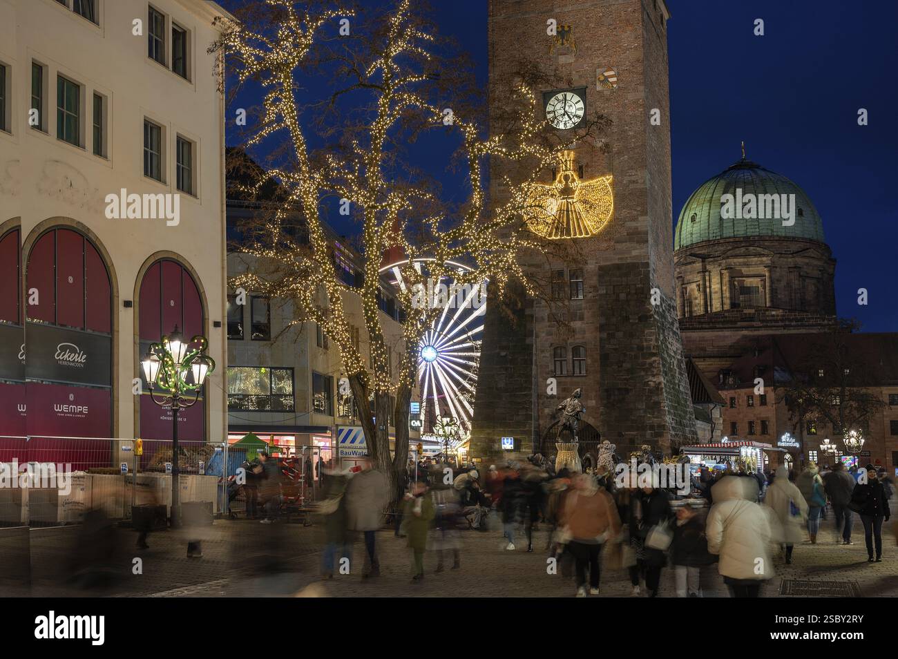 Decorazioni natalizie nel centro storico della Torre Bianca, Norimberga, Franconia media, Baviera, Germania, Europa Foto Stock