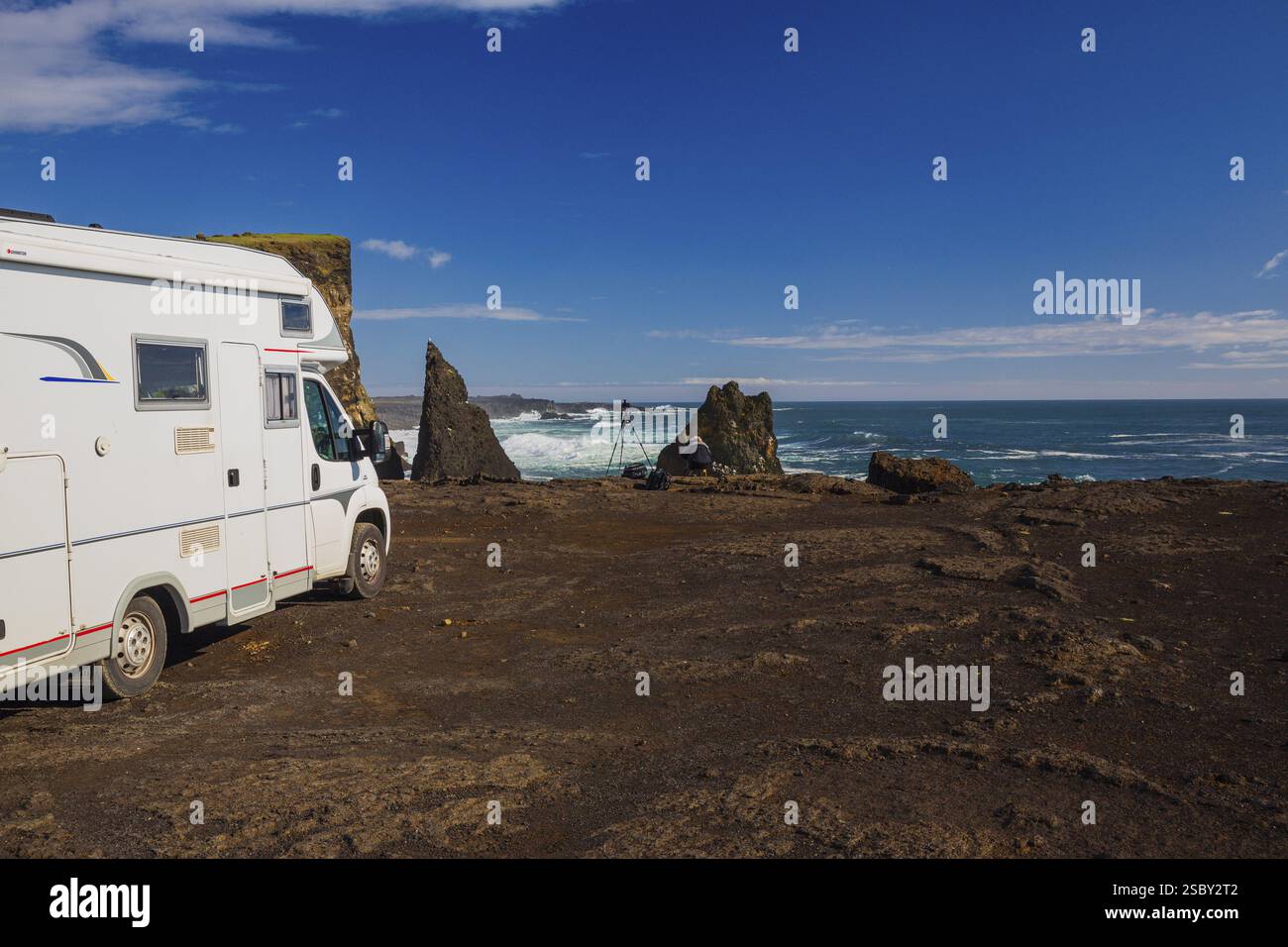 Parcheggio per camper sulla costa, a sud di Sandvik con onde che si infrangono. Natura ruvida Foto Stock