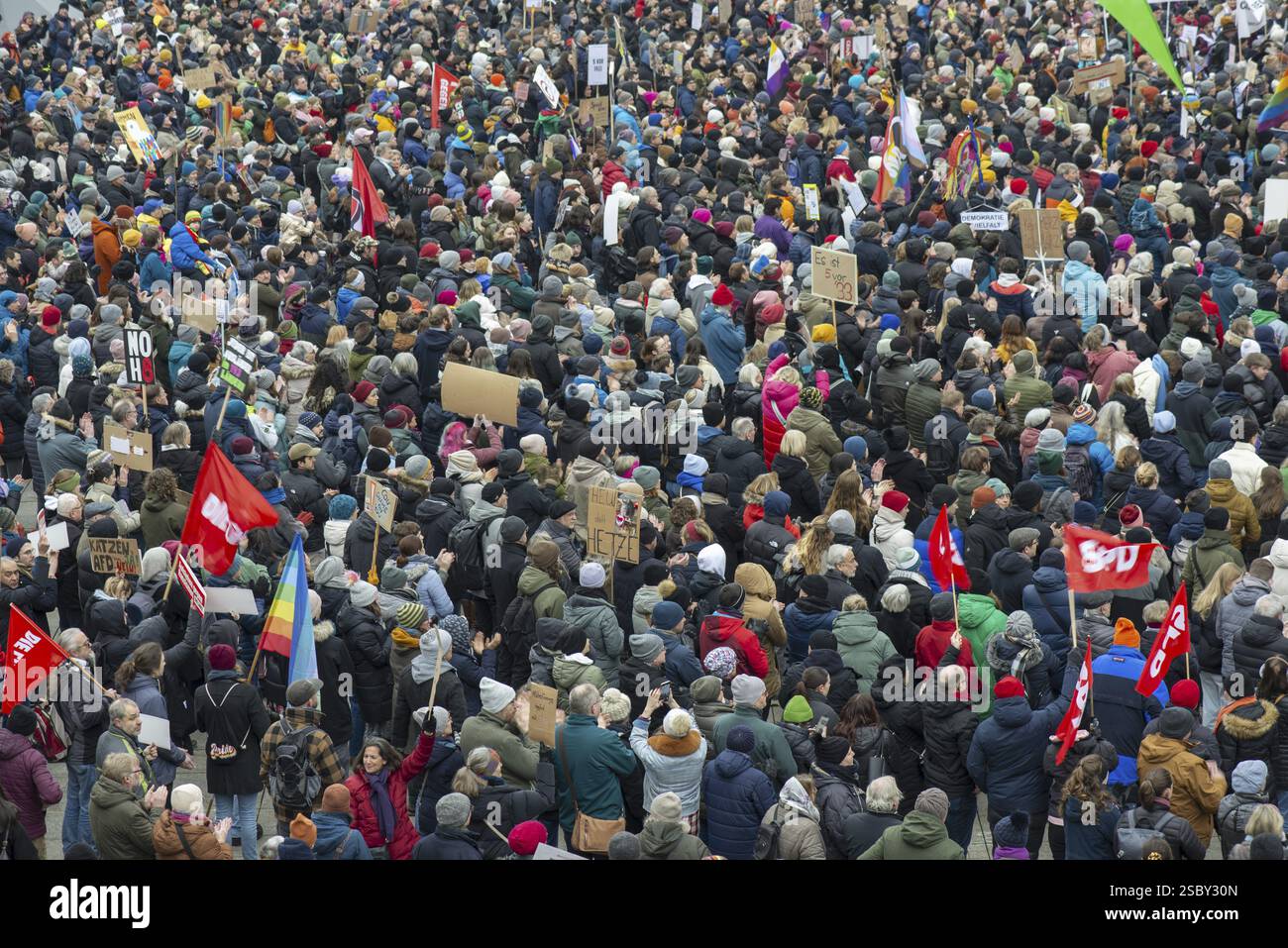 Manifestazione contro la destra, protesta contro l'estremismo di destra e a favore della diversità, Muensterplatz a Ulm, Baden-Wuerttemberg, Ger Foto Stock