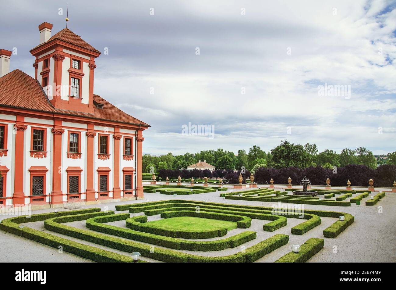 Parco con arbusti ornamentali verdi Praga, Repubblica Ceca, Europa Foto Stock