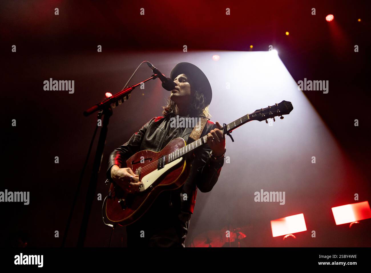Newcastle, Regno Unito - James Bay si esibisce all'o2 City Hall, Newcastle il 4 febbraio 2025 come parte del suo tour Up All Night UK. Crediti fotografici : Jill o'Donnell/Alamy Live News Foto Stock