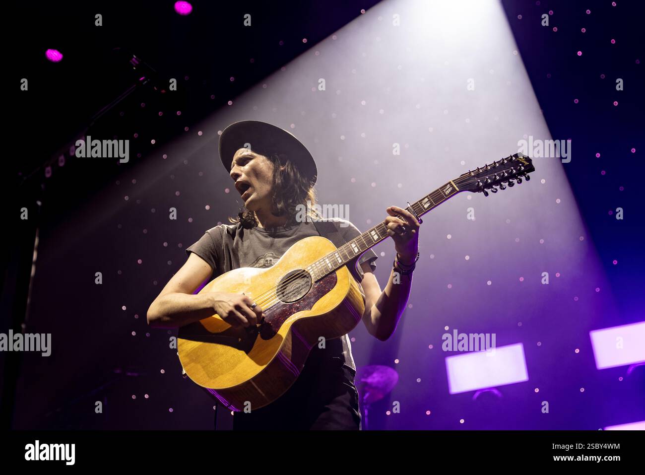 Newcastle, Regno Unito - James Bay si esibisce all'o2 City Hall, Newcastle il 4 febbraio 2025 come parte del suo tour Up All Night UK. Crediti fotografici : Jill o'Donnell/Alamy Live News Foto Stock