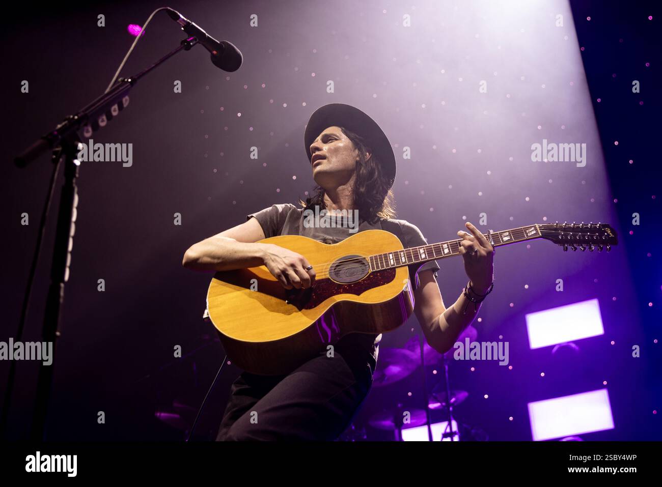 Newcastle, Regno Unito - James Bay si esibisce all'o2 City Hall, Newcastle il 4 febbraio 2025 come parte del suo tour Up All Night UK. Crediti fotografici : Jill o'Donnell/Alamy Live News Foto Stock