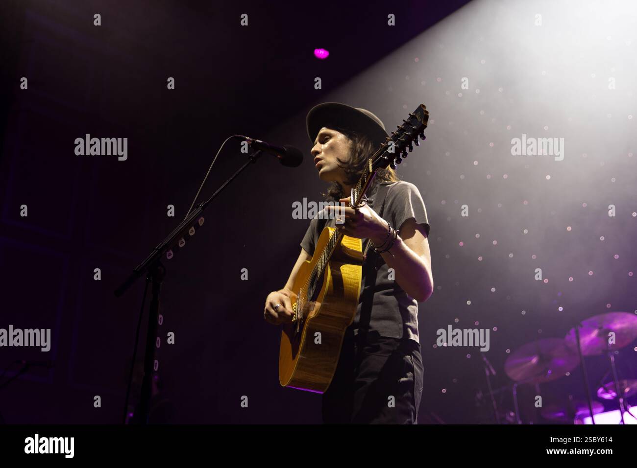 Newcastle, Regno Unito - James Bay si esibisce all'o2 City Hall, Newcastle il 4 febbraio 2025 come parte del suo tour Up All Night UK. Crediti fotografici : Jill o'Donnell/Alamy Live News Foto Stock