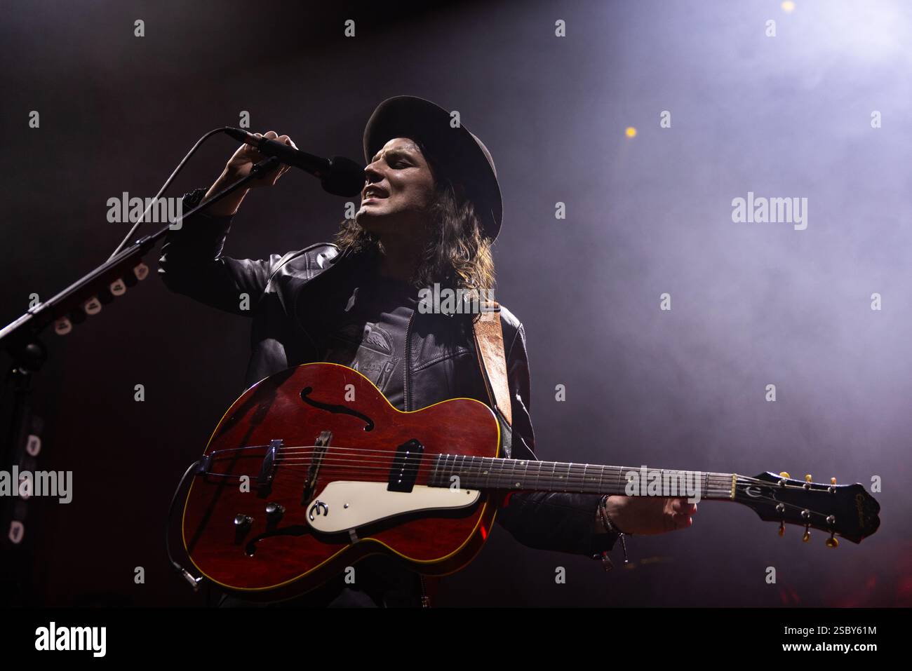 Newcastle, Regno Unito - James Bay si esibisce all'o2 City Hall, Newcastle il 4 febbraio 2025 come parte del suo tour Up All Night UK. Crediti fotografici : Jill o'Donnell/Alamy Live News Foto Stock