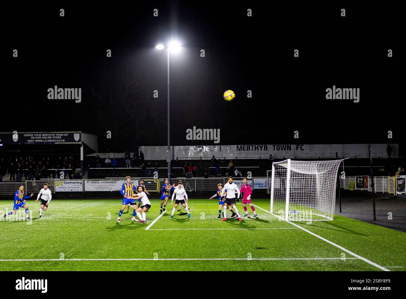 Merthyr Town contro Basingstoke Town nella Southern League Premier Division South a Penydarren Park il 4 febbraio 2025. Foto Stock